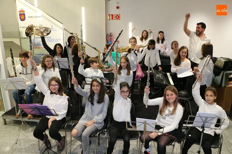 Foto 5 - La Escuela de M&uacute;sica llena de villancicos el Ayuntamiento