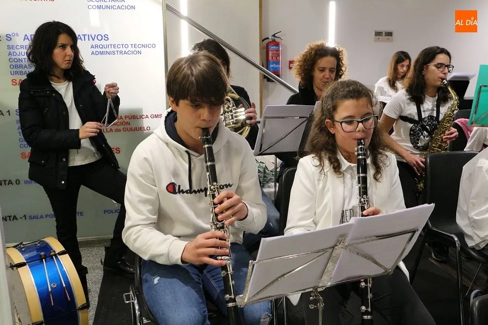 Foto 4 - La Escuela de M&uacute;sica llena de villancicos el Ayuntamiento