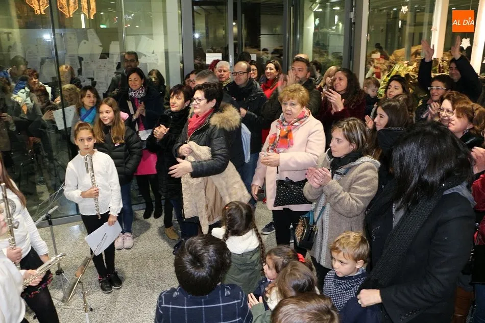 Foto 3 - La Escuela de M&uacute;sica llena de villancicos el Ayuntamiento
