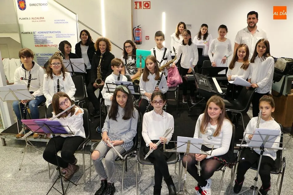 Foto 2 - La Escuela de M&uacute;sica llena de villancicos el Ayuntamiento
