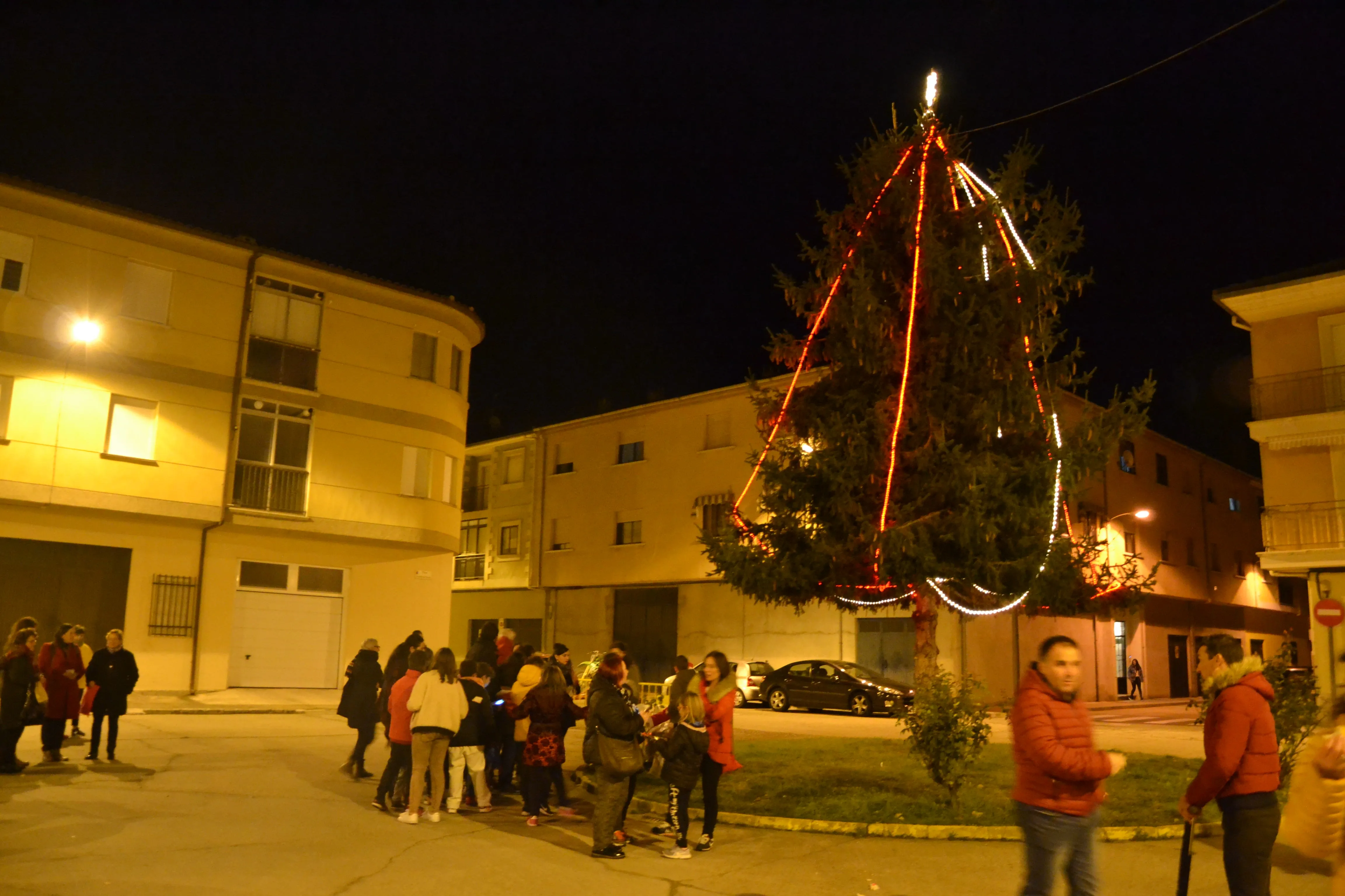 Foto 10 - Pap&aacute; Noel entrega los primeros regalos en el barrio de Las Canteras  