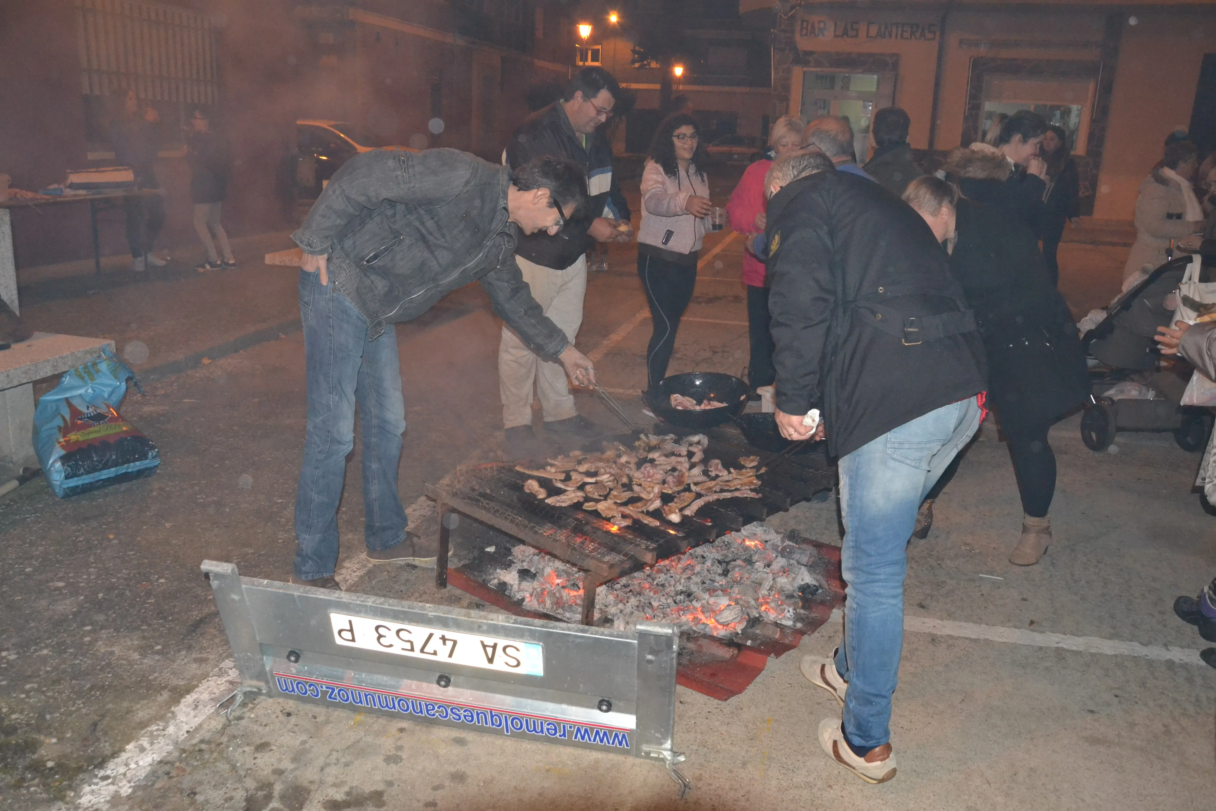Foto 9 - Pap&aacute; Noel entrega los primeros regalos en el barrio de Las Canteras  