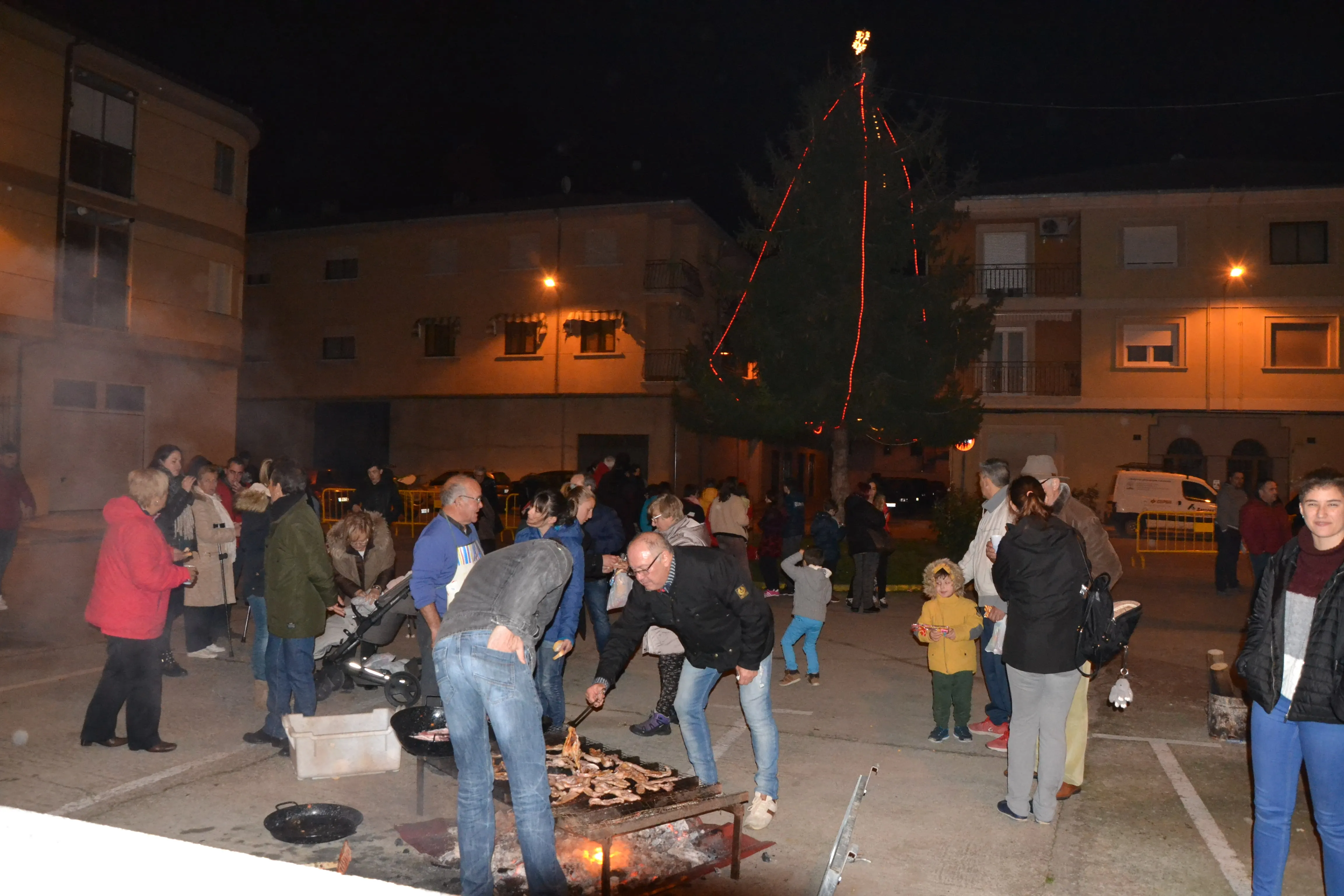Foto 7 - Pap&aacute; Noel entrega los primeros regalos en el barrio de Las Canteras  