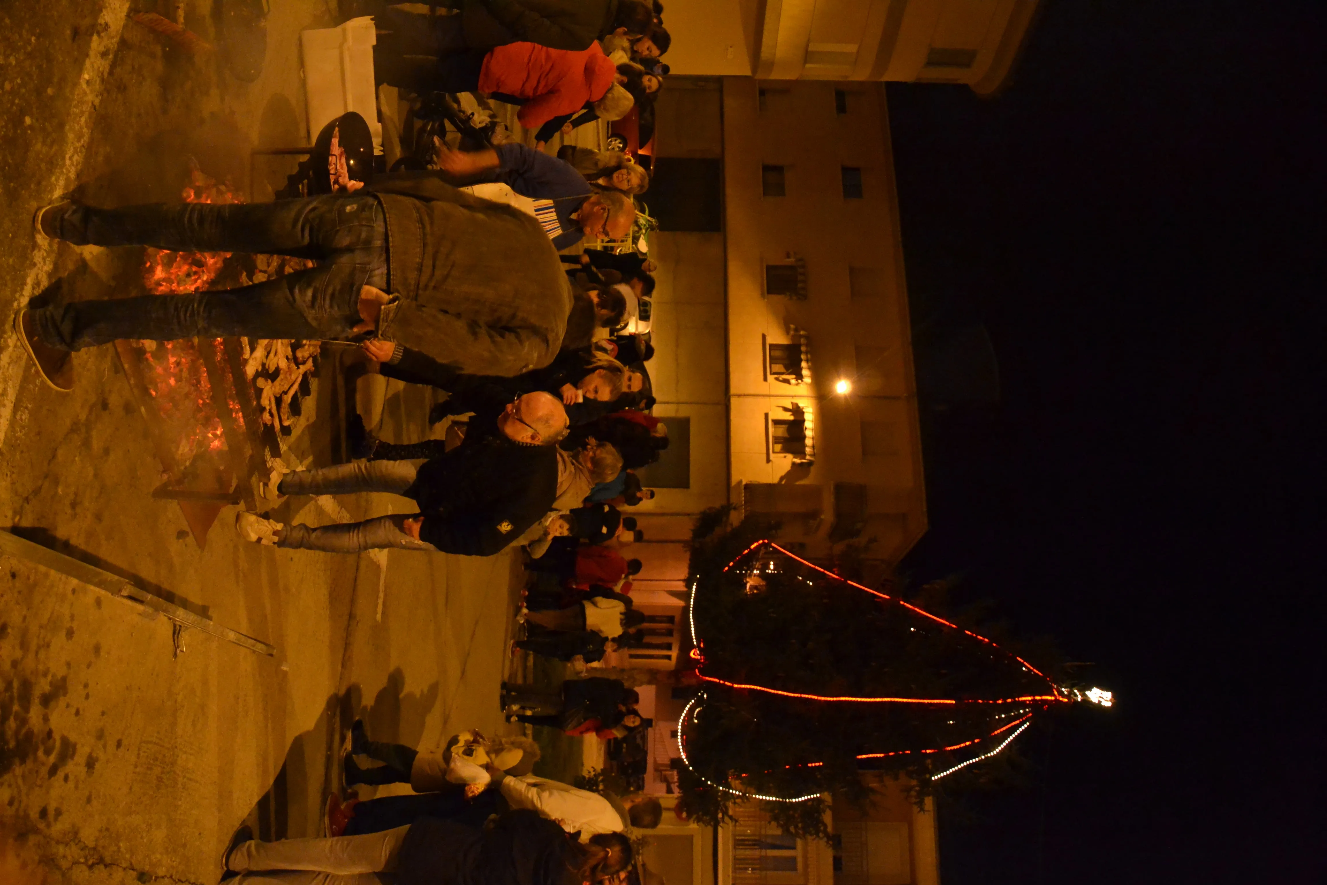 Foto 6 - Pap&aacute; Noel entrega los primeros regalos en el barrio de Las Canteras  