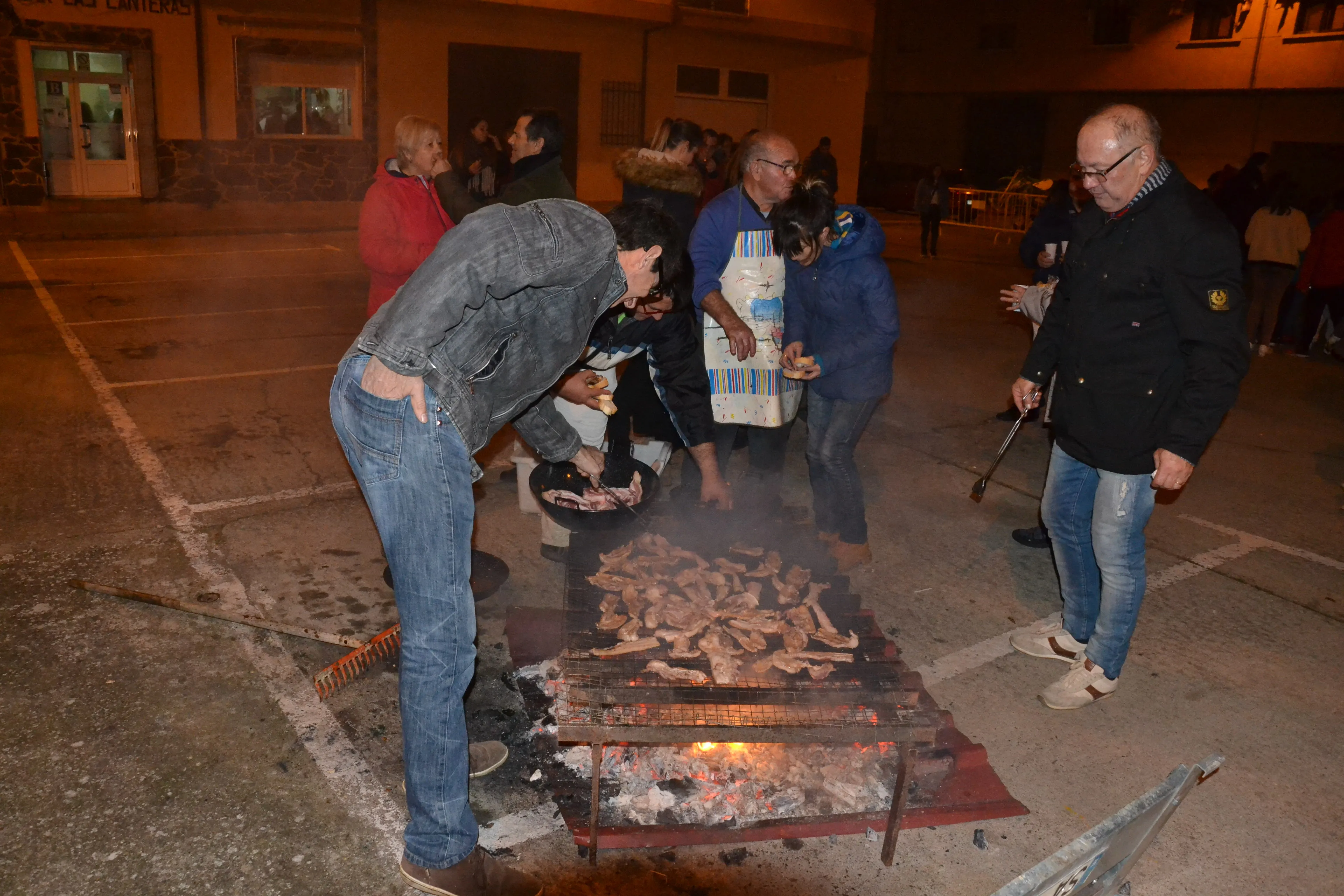 Foto 8 - Pap&aacute; Noel entrega los primeros regalos en el barrio de Las Canteras  