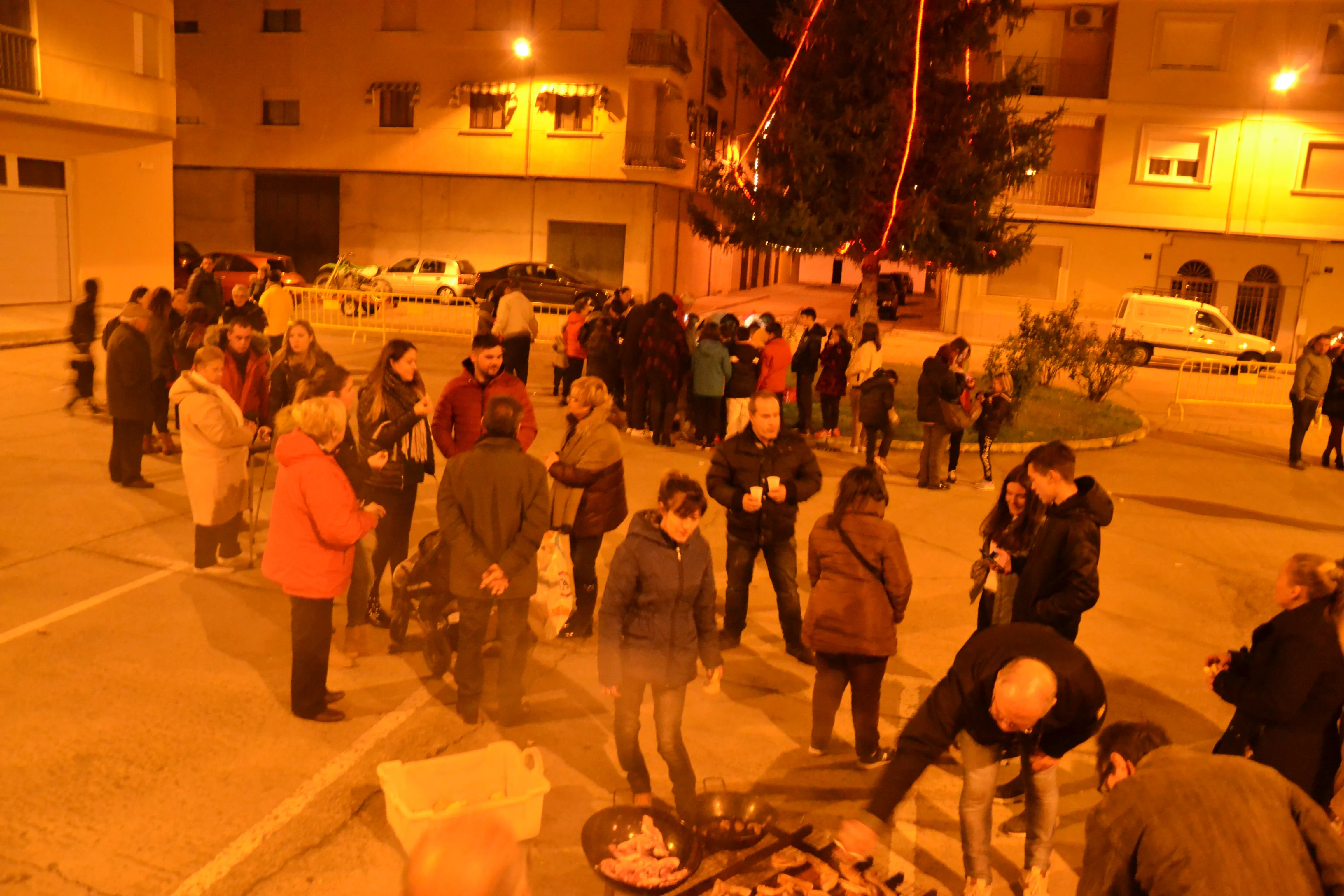 Foto 4 - Pap&aacute; Noel entrega los primeros regalos en el barrio de Las Canteras  