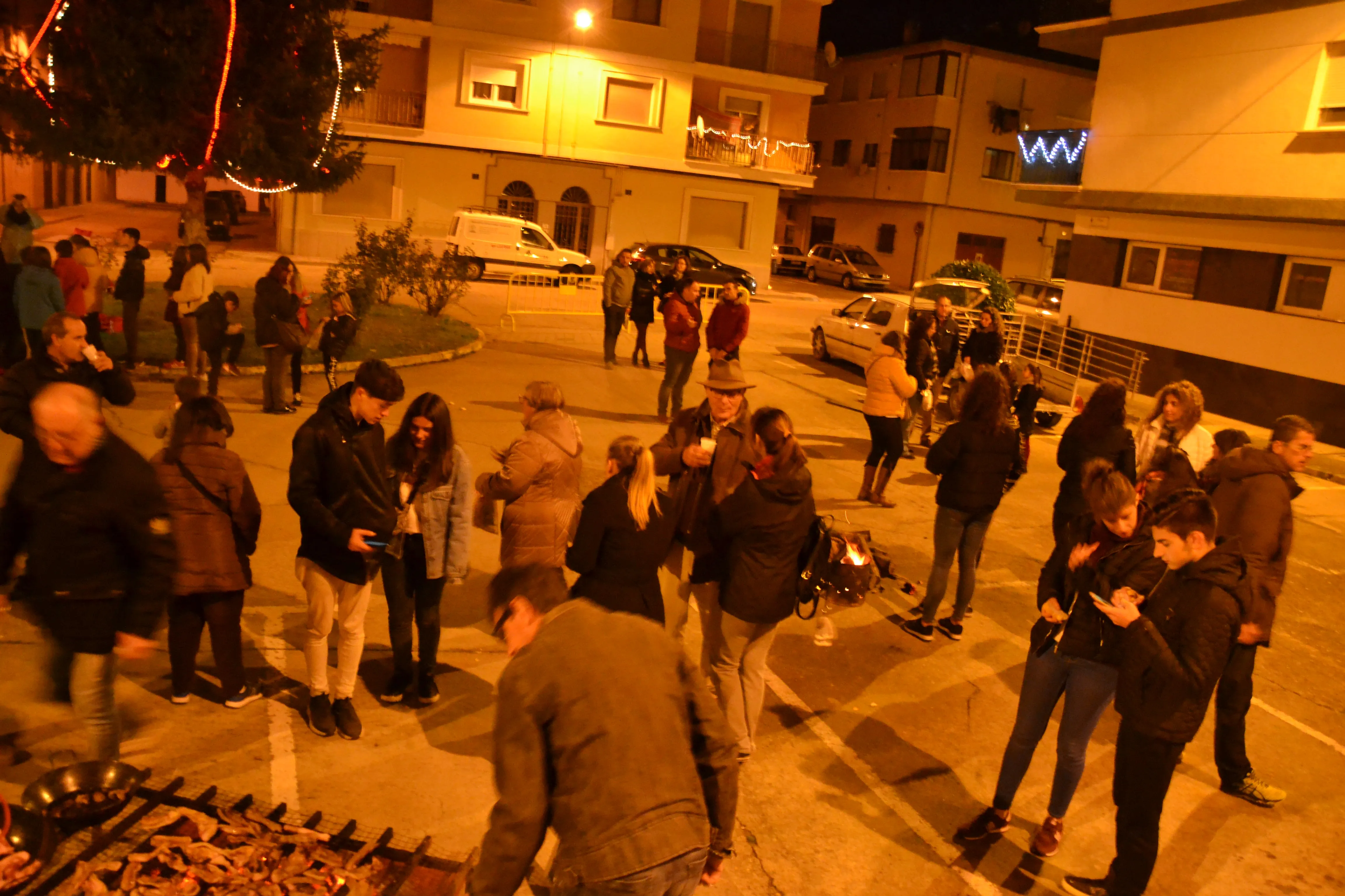Foto 3 - Pap&aacute; Noel entrega los primeros regalos en el barrio de Las Canteras  