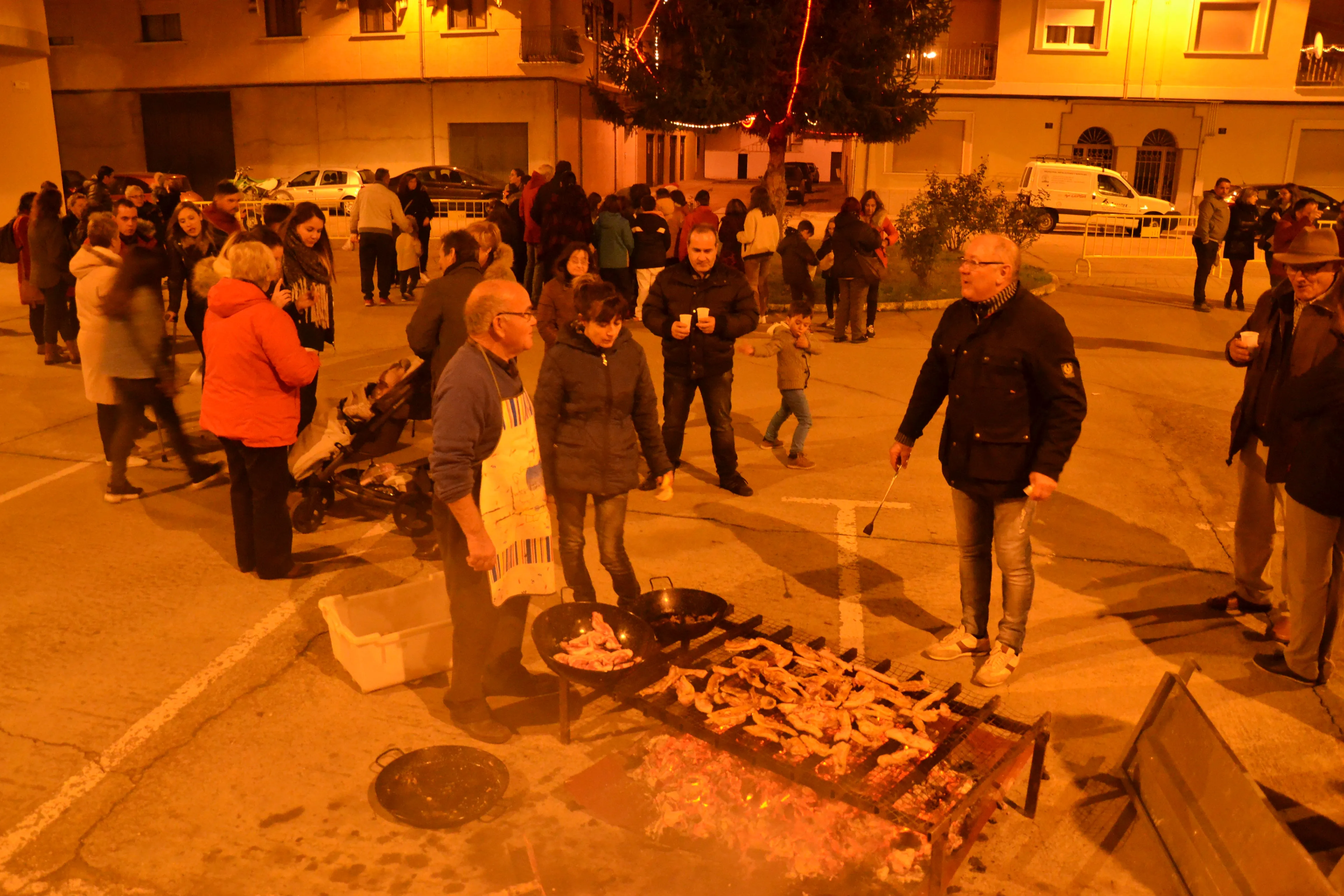 Foto 5 - Pap&aacute; Noel entrega los primeros regalos en el barrio de Las Canteras  