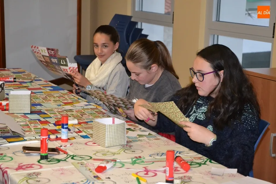 Foto 10 - Una quincena de j&oacute;venes toma parte en un taller de scrap de esp&iacute;ritu navide&ntilde;o  