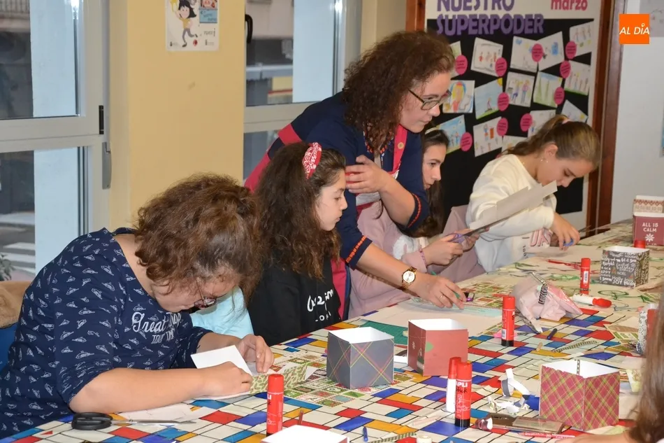 Foto 8 - Una quincena de j&oacute;venes toma parte en un taller de scrap de esp&iacute;ritu navide&ntilde;o  