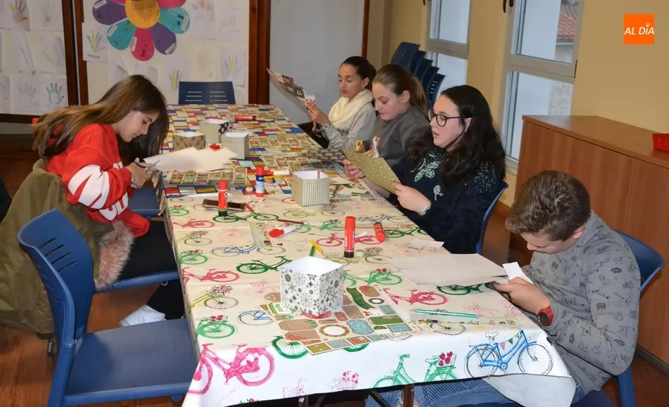 Foto 11 - Una quincena de j&oacute;venes toma parte en un taller de scrap de esp&iacute;ritu navide&ntilde;o  