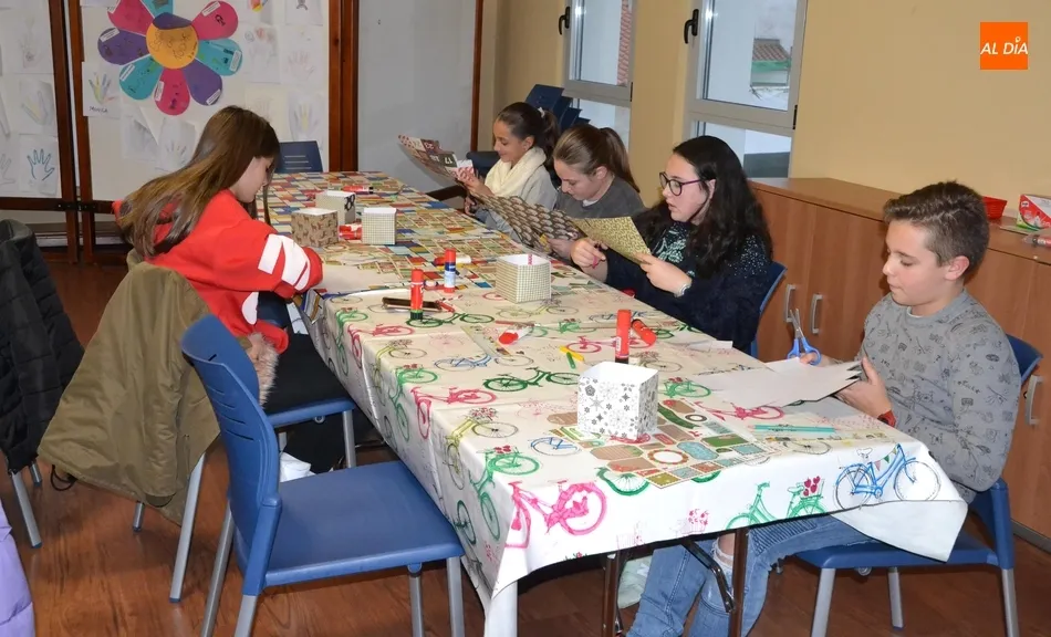 Foto 9 - Una quincena de j&oacute;venes toma parte en un taller de scrap de esp&iacute;ritu navide&ntilde;o  