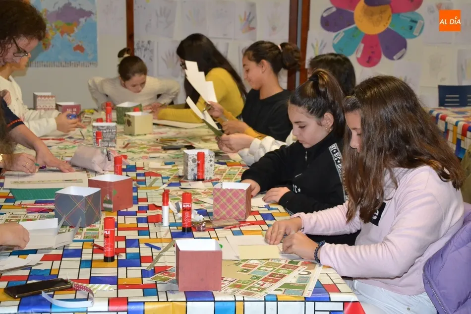 Foto 7 - Una quincena de j&oacute;venes toma parte en un taller de scrap de esp&iacute;ritu navide&ntilde;o  