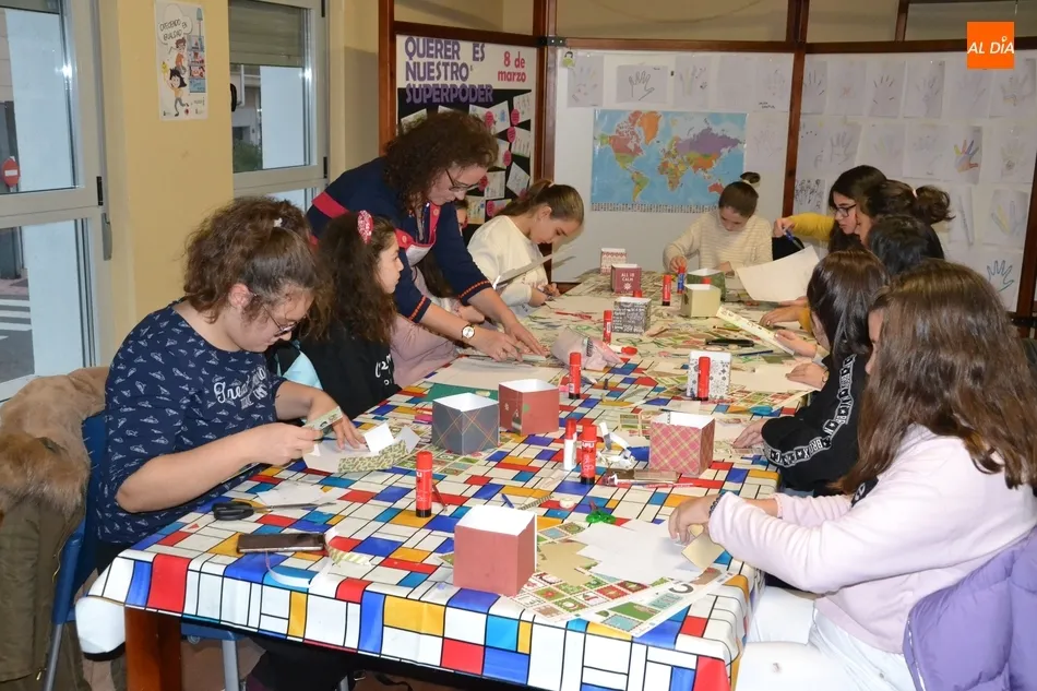 Una quincena de jóvenes toma parte en un taller de scrap de espíritu navideño  
