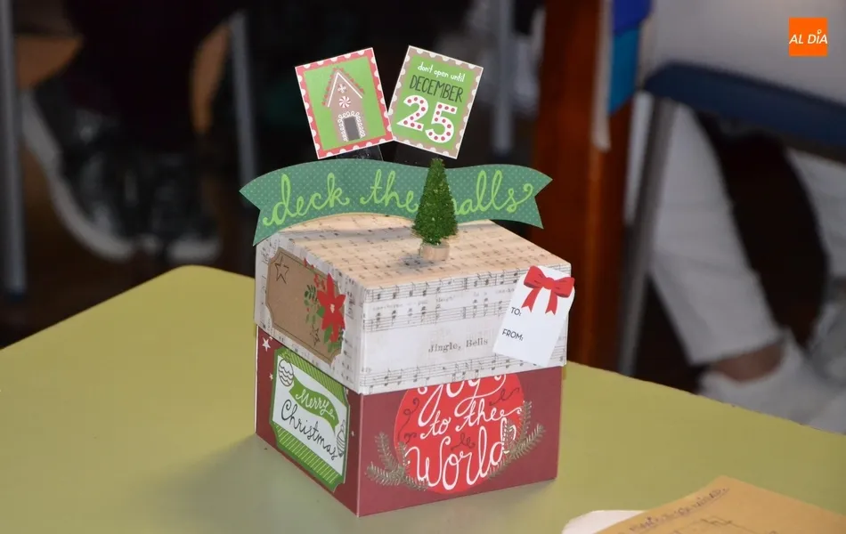 Foto 3 - Una quincena de j&oacute;venes toma parte en un taller de scrap de esp&iacute;ritu navide&ntilde;o  