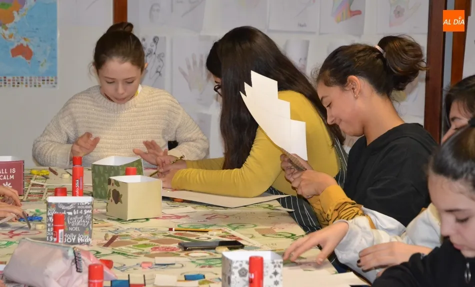 Foto 6 - Una quincena de j&oacute;venes toma parte en un taller de scrap de esp&iacute;ritu navide&ntilde;o  