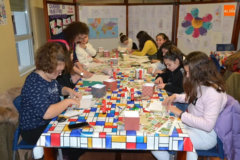 Foto 5 - Una quincena de j&oacute;venes toma parte en un taller de scrap de esp&iacute;ritu navide&ntilde;o  
