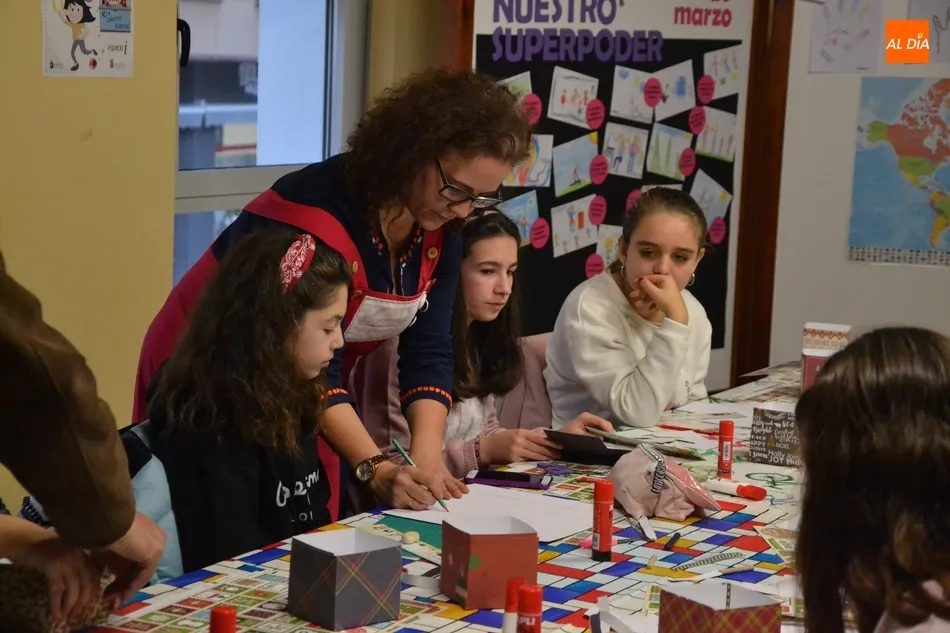 Foto 2 - Una quincena de j&oacute;venes toma parte en un taller de scrap de esp&iacute;ritu navide&ntilde;o  