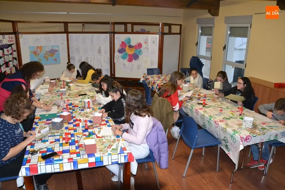 Foto 4 - Una quincena de j&oacute;venes toma parte en un taller de scrap de esp&iacute;ritu navide&ntilde;o  