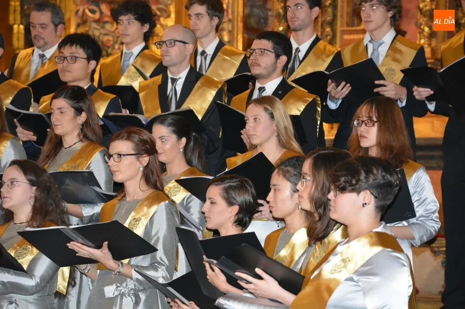 Foto 10 - El Coro Tom&aacute;s Luis de Victoria brilla en su tradicional Concierto de Navidad