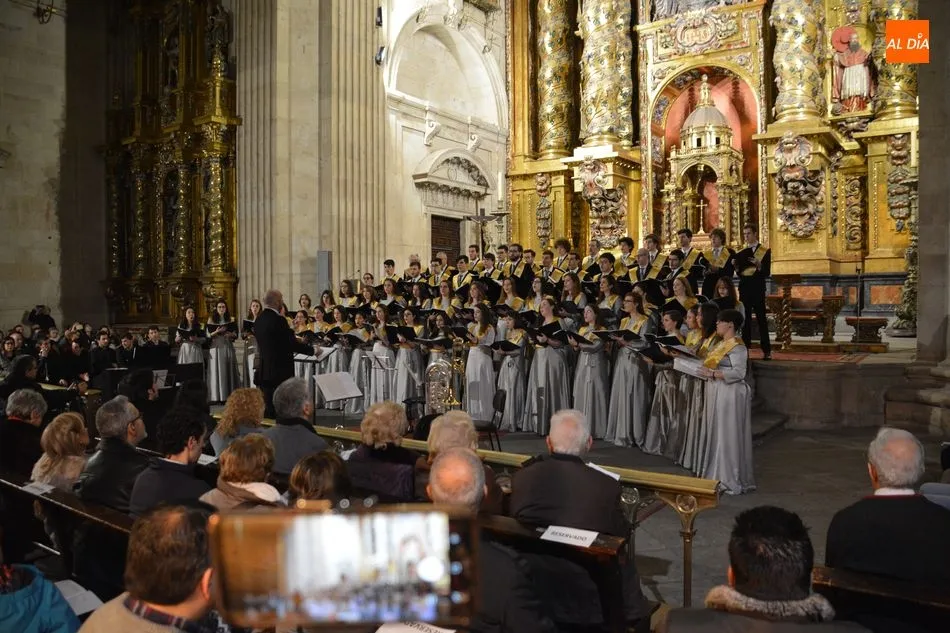 Foto 9 - El Coro Tom&aacute;s Luis de Victoria brilla en su tradicional Concierto de Navidad