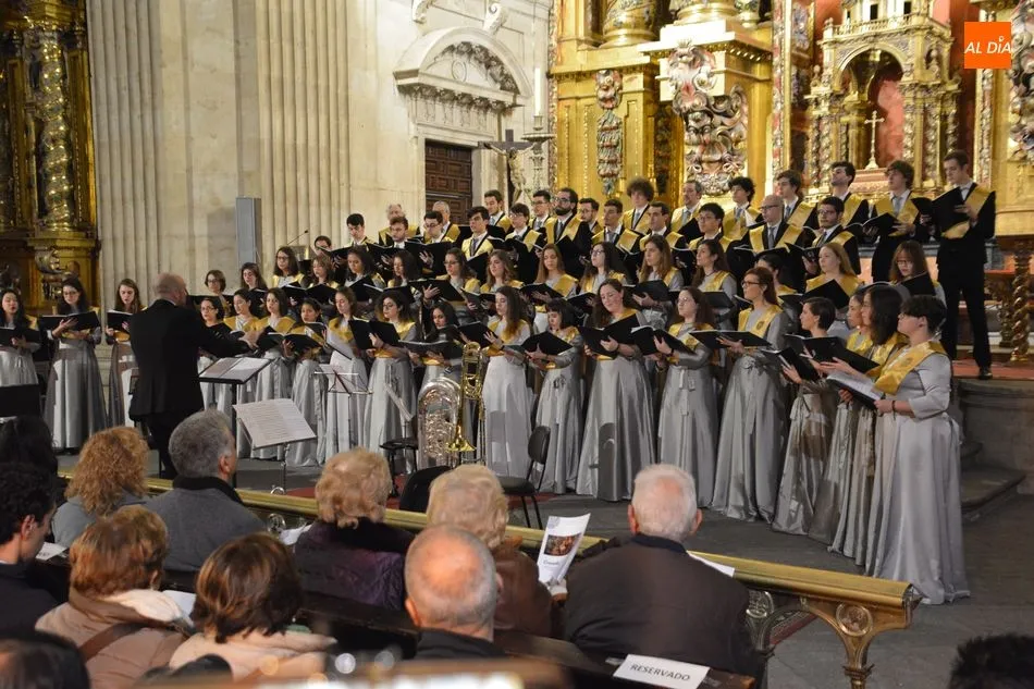 Foto 8 - El Coro Tom&aacute;s Luis de Victoria brilla en su tradicional Concierto de Navidad