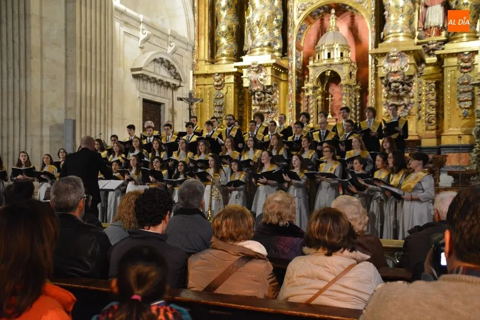 Foto 7 - El Coro Tom&aacute;s Luis de Victoria brilla en su tradicional Concierto de Navidad