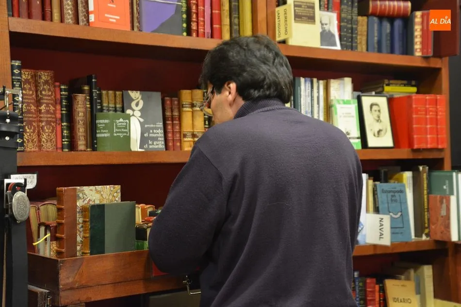 Foto 3 - La Nave se llena de poes&iacute;a en apoyo a la imprenta de Luis Felipe Comendador