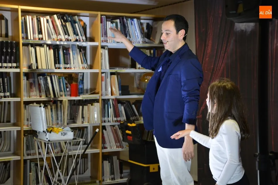 Foto 4 - La magia envuelve todos los rincones de la Biblioteca Torrente Ballester