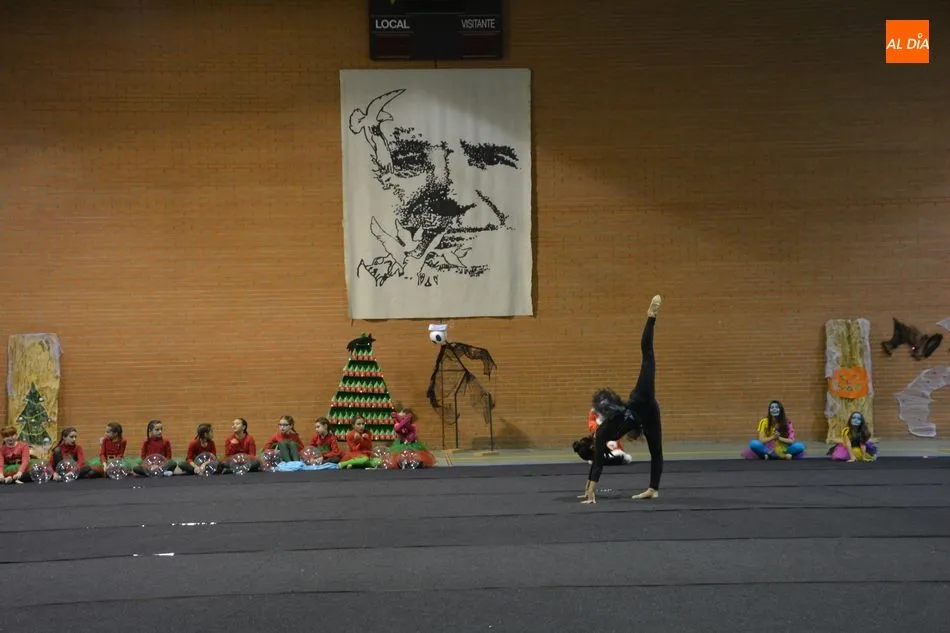 Foto 5 - El Club Deportivo Salmantino de Gimnas&iacute;a R&iacute;tmica organiza una gala de Navidad por todo lo alto