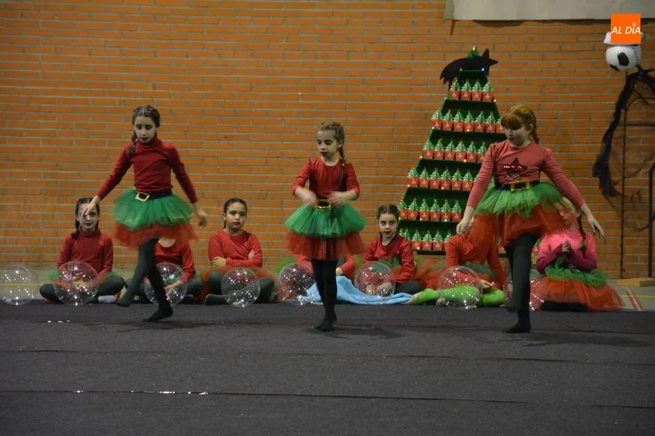 Foto 4 - El Club Deportivo Salmantino de Gimnas&iacute;a R&iacute;tmica organiza una gala de Navidad por todo lo alto