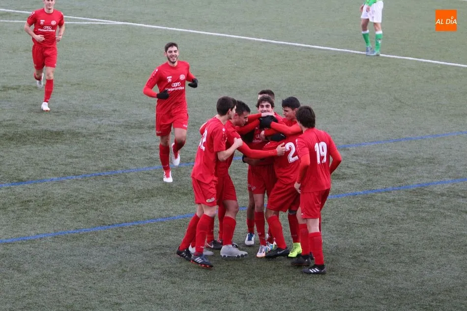 Los jugadores del Hergar celebran el primer tanto marcado en el Municipal