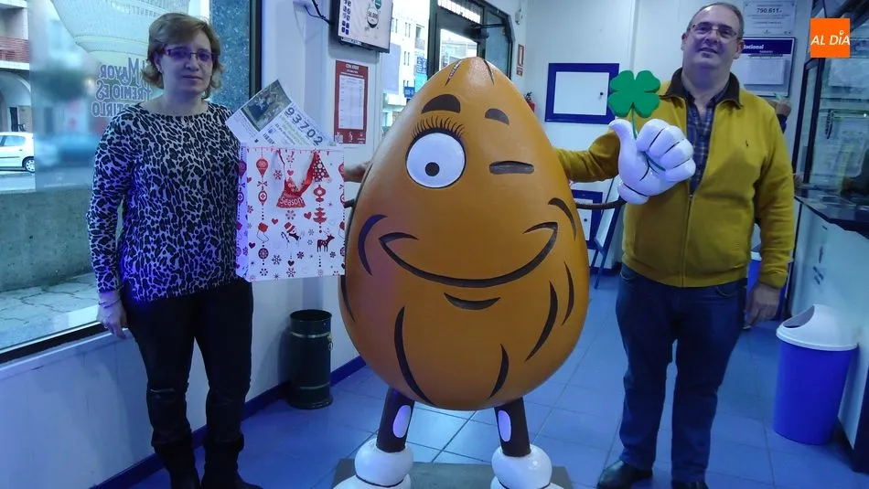 María Jesús Vicente y Pedro Antonio García posan con Drita en La Almendra de la Suerte