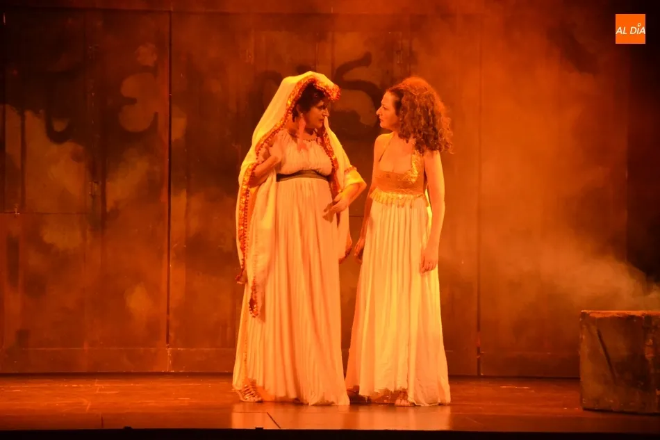 Alrededor de un centenar de personas rememora la huelga de sexo de ‘Lysístrata’  