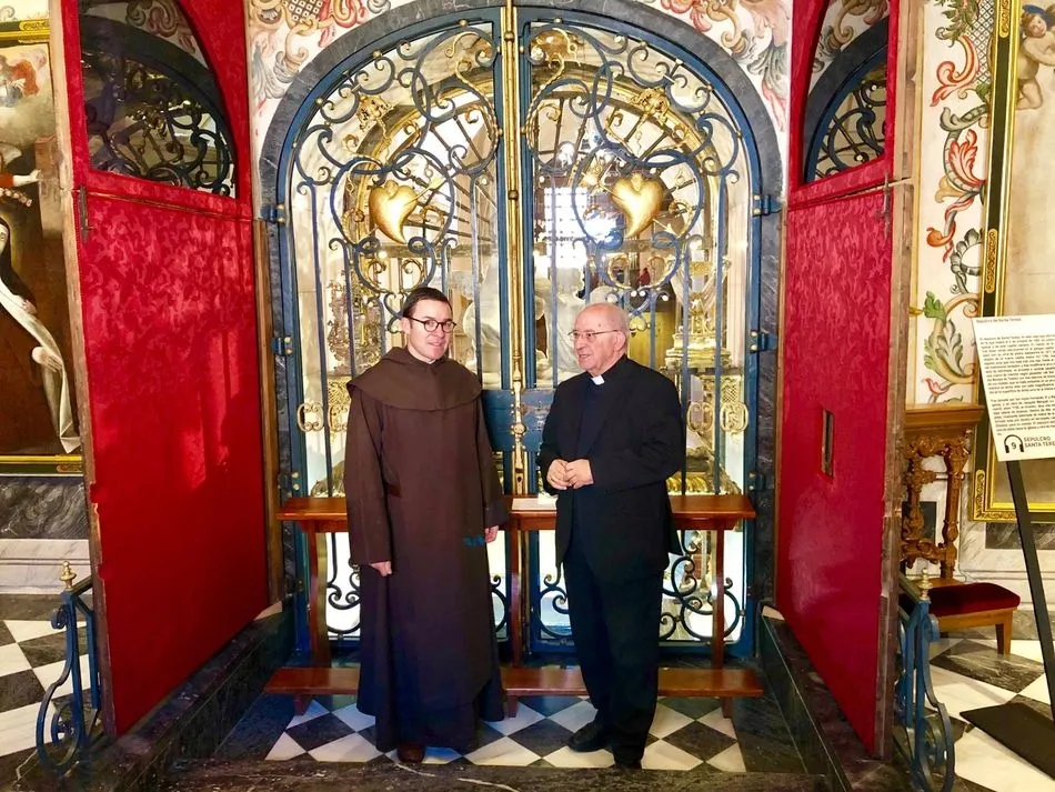 El prior de los Carmelitas Descalzos de Alba junto al arzobispo emérito de Burgos
