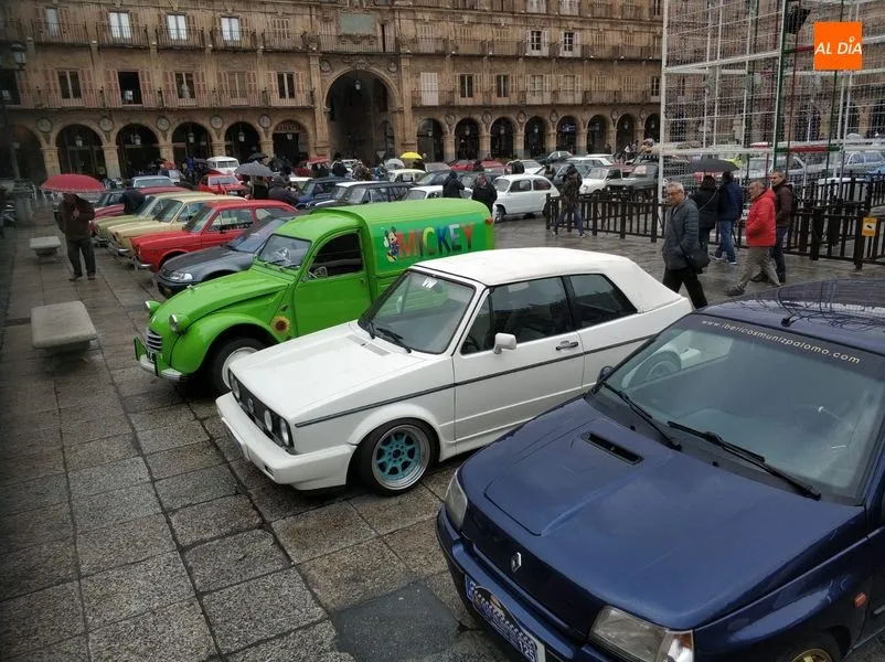 Coches expuestos en la Plaza Mayor / Foto: Lydia González.
