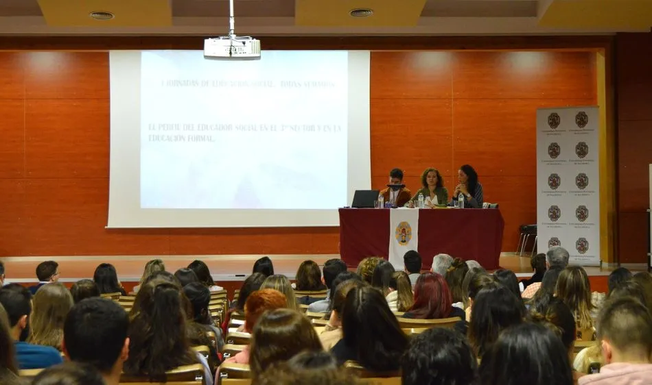 Foto 2 - Alumnos y profesionales reivindican el papel del Educador Social en entidades p&uacute;blicas y privadas  