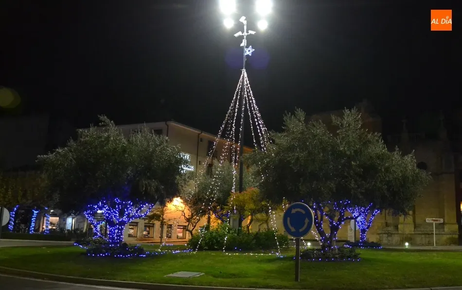 Foto 6 - La rotonda del Cruce estrena &Aacute;rbol de Navidad  