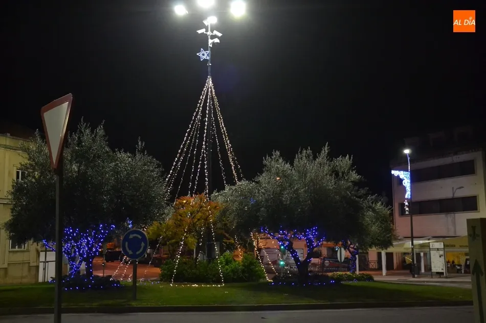 Foto 5 - La rotonda del Cruce estrena &Aacute;rbol de Navidad  