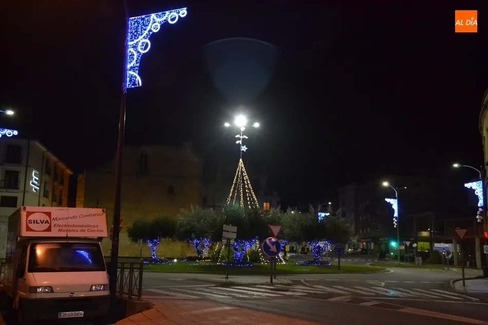Foto 9 - La rotonda del Cruce estrena &Aacute;rbol de Navidad  