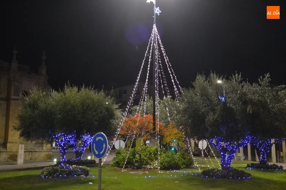 La rotonda del Cruce estrena Árbol de Navidad  