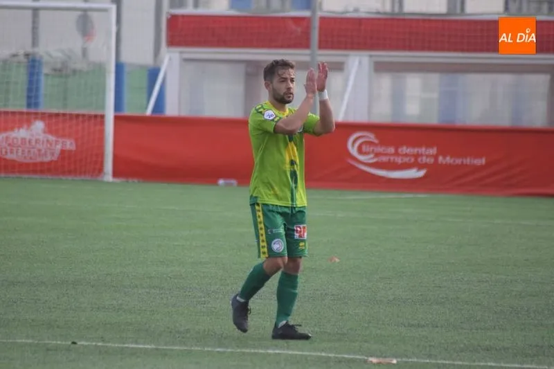 Unai Hernández aplaude al público al ser sustituido