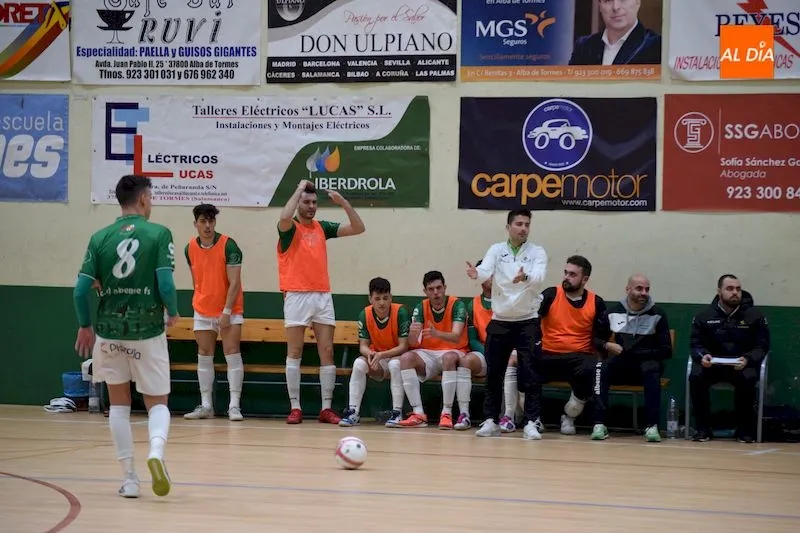 Foto 6 - El Piensos Dur&aacute;n Albense suma un punto ante el Universidad de Valladolid (1-1)