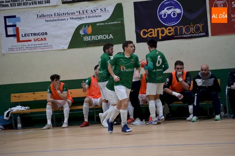 Foto 2 - El Piensos Dur&aacute;n Albense suma un punto ante el Universidad de Valladolid (1-1)
