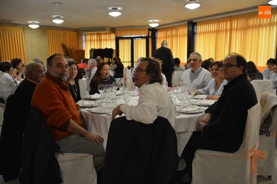 Foto 9 - Socios, amigos y colaboradores de Ampusasa se congregan para celebrar la comida de Navidad