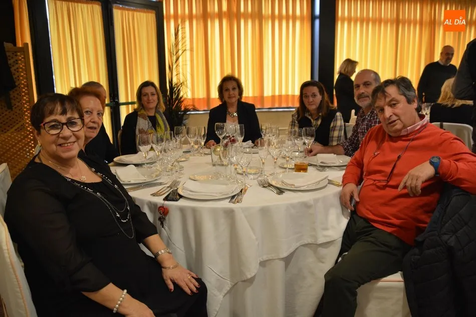 Foto 8 - Socios, amigos y colaboradores de Ampusasa se congregan para celebrar la comida de Navidad