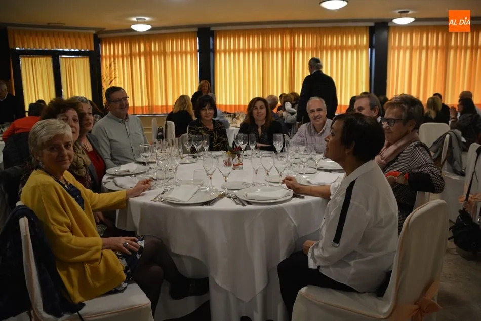 Foto 7 - Socios, amigos y colaboradores de Ampusasa se congregan para celebrar la comida de Navidad