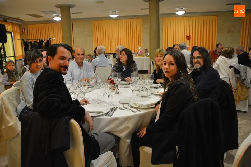 Foto 6 - Socios, amigos y colaboradores de Ampusasa se congregan para celebrar la comida de Navidad