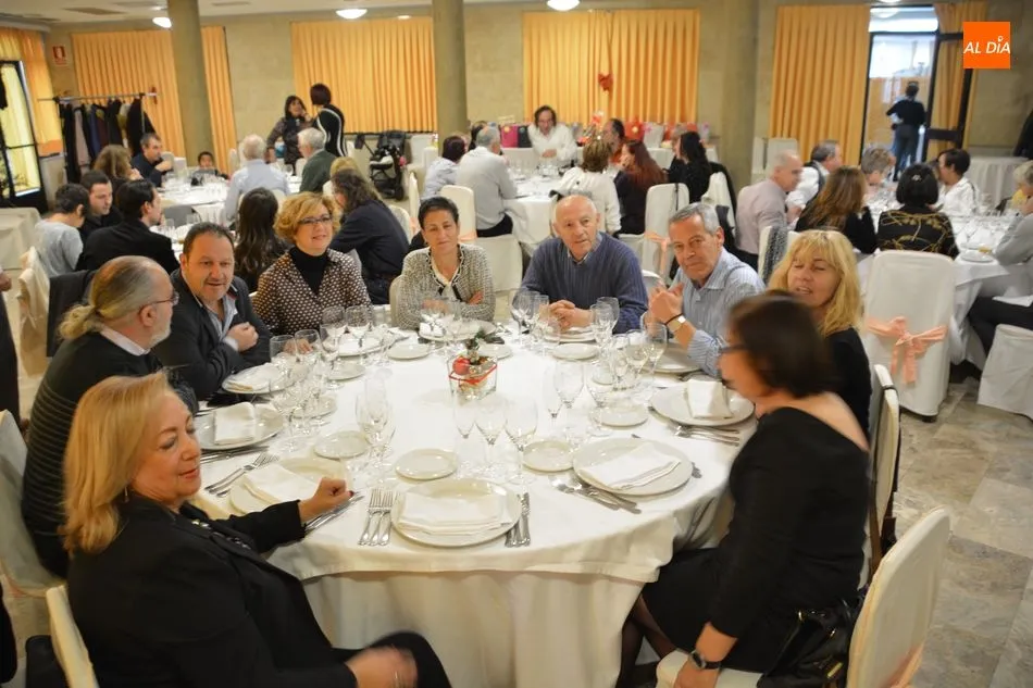 Foto 5 - Socios, amigos y colaboradores de Ampusasa se congregan para celebrar la comida de Navidad