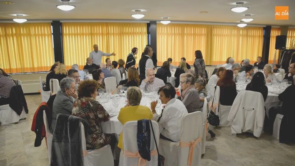 Socios, amigos y colaboradores de Ampusasa se congregan para celebrar la comida de Navidad